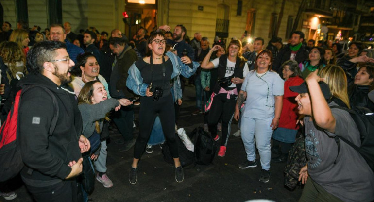 Manifestaciones frente a la casa de Cristina Kirchner en Recoleta. Foto: NA.