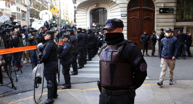 Policía Federal en el departamento de Recoleta de Cristina Kirchner. Foto: NA