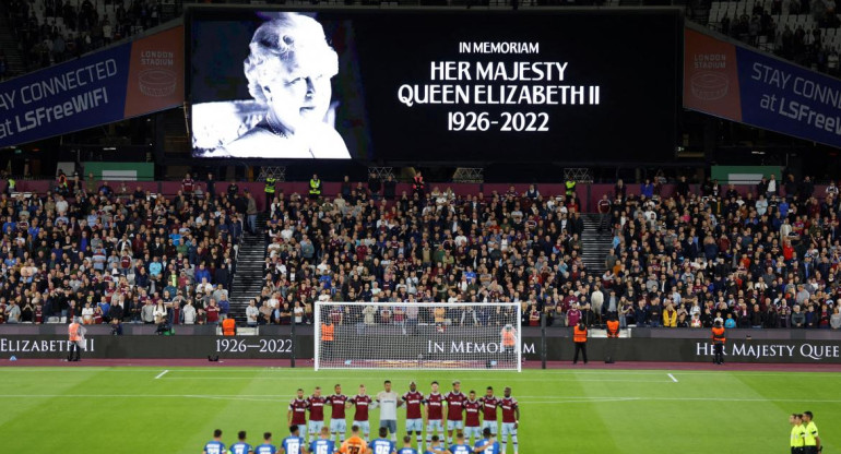 Homenaje en Europa League para la reina Isabel II. Foto: REUTERS