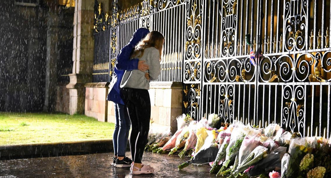 Los ramos de flores en el Palacio de Buckingham. Foto: Reuters.