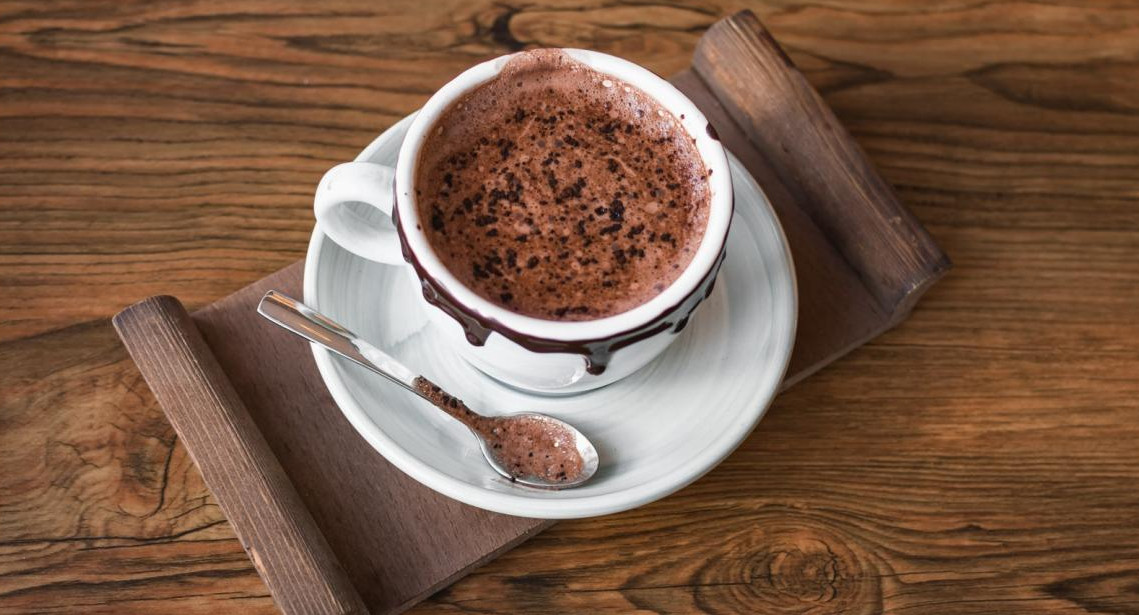 Chocolate caliente_ Foto de Ashkan Forouzani en Unsplash