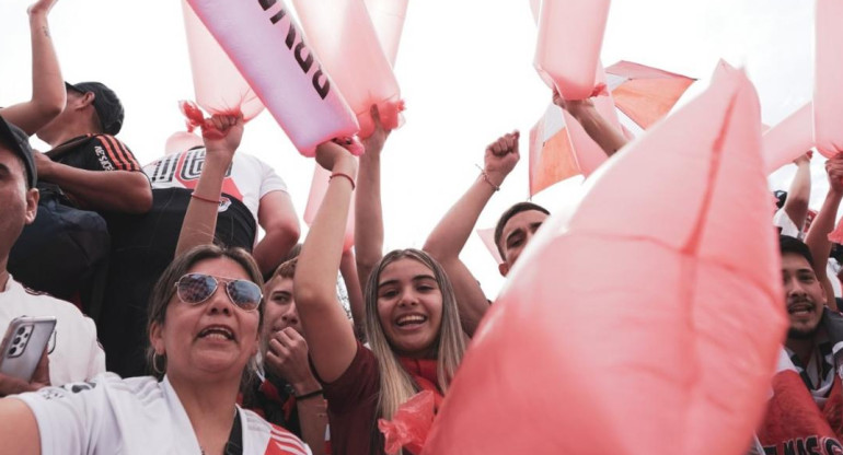 El banderazo de los hinchas en el Monumental. Foto: Twitter @RiverPlate.