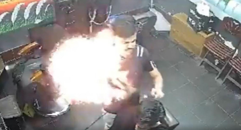 Se prende fuego una peluquería. Foto: captura de video.