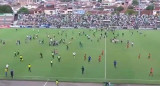 Pánico En El Fútbol Colombiano Hinchas Del Deportivo Cali Invadieron La Cancha Para Agredir A 9112