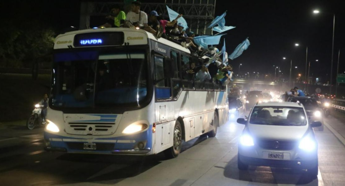 El paseo de los hinchas de Belgrano. Foto NA.