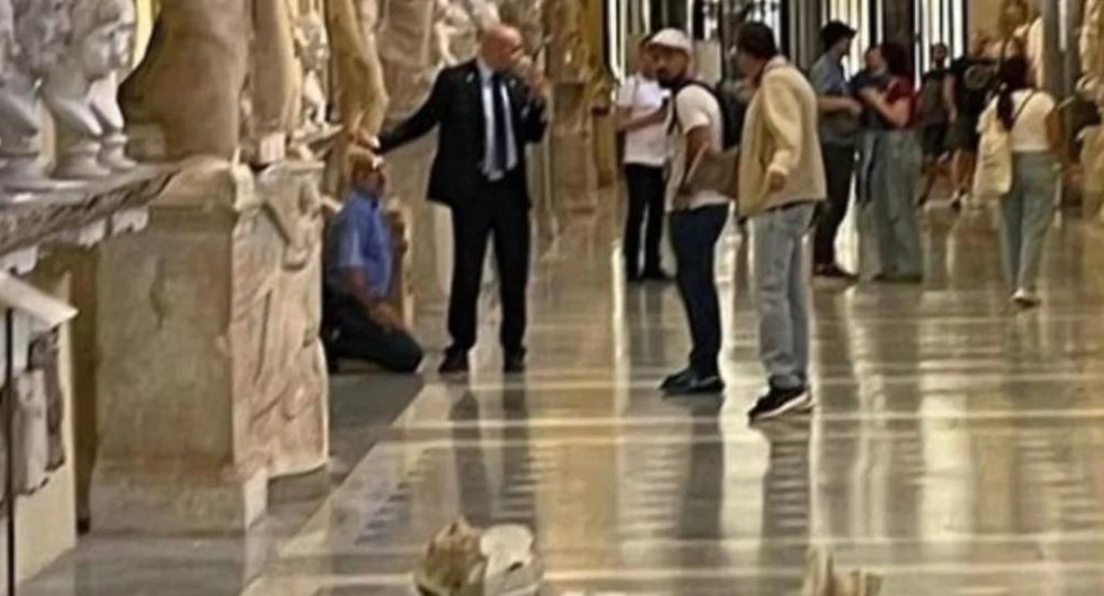 Rotura de bustos en El Vaticano de turista que no pudo ver al Papa Francisco. Foto: Instagram.