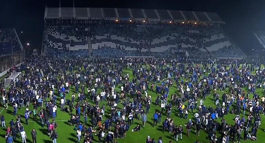 Incidentes en pleno partido entre Gimnasia y Boca. Foto: NA