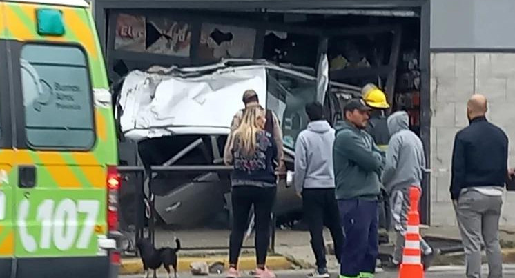 Imagen de cómo quedó el coche tras el choque