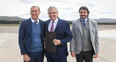 Alberto Fernández en Neuquén con Omar Gutiérrez. Foto: NA.