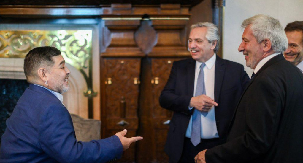 Alberto Fernández y Claudio Ferreño junto a Diego Maradona. Foto: Presidencia.