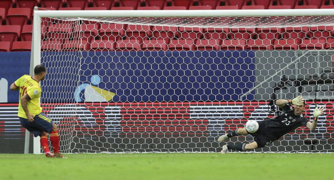 El penal definitorio de Dibu Martínez contra Colombia. Foto: NA.