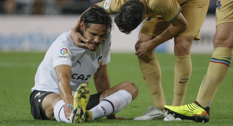 Edinson Cavani; lesión vs. Barcelona. Foto: EFE.