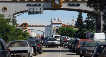 Se tiraron del puente para escapar de la Policía. Foto: NA.