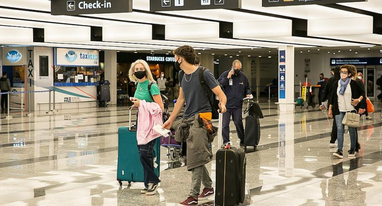 Turistas en Ezeiza. Foto: Télam