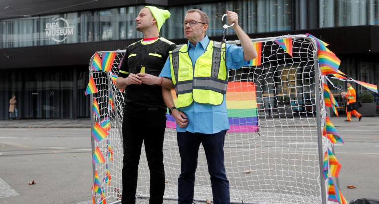 Protesta LGBT frente al museo de la FIFA_Reuters