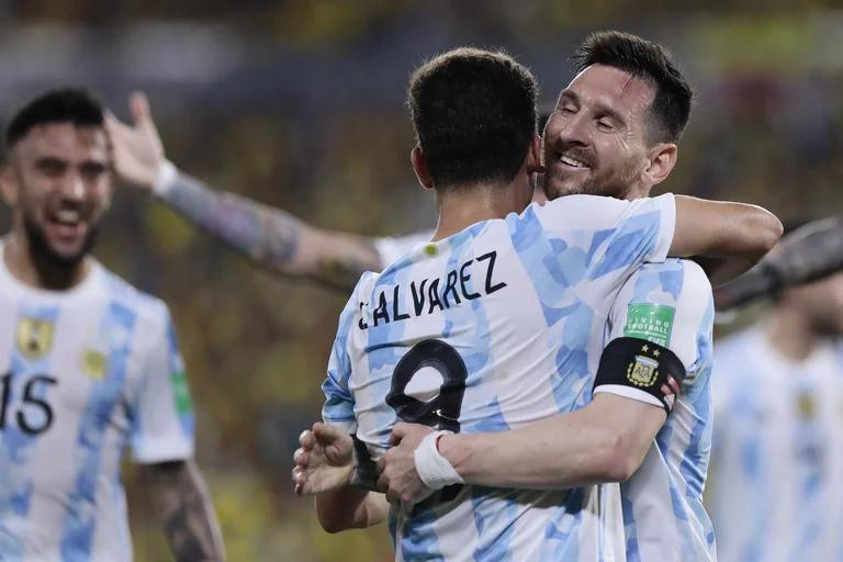 Julián Álvarez y Lionel Messi. Foto: REUTERS