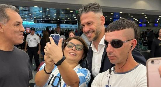 Demichelis llegó a Ezeiza. Foto: NA.