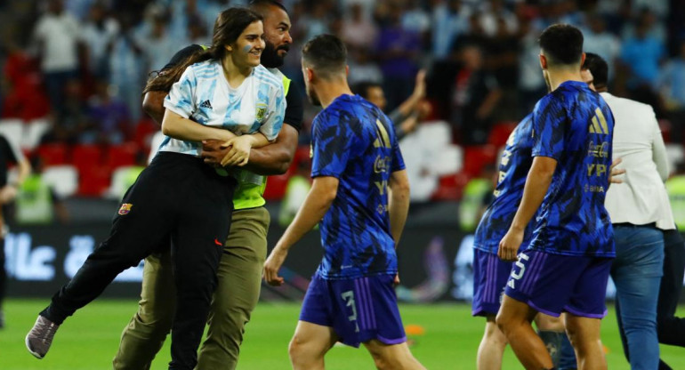 Hinchas metiéndose en la cancha para saludar a Messi. Foto: REUTERS