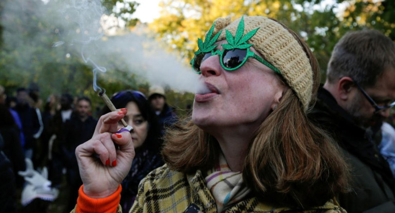 Una mujer fumando marihuana. Foto: REUTERS