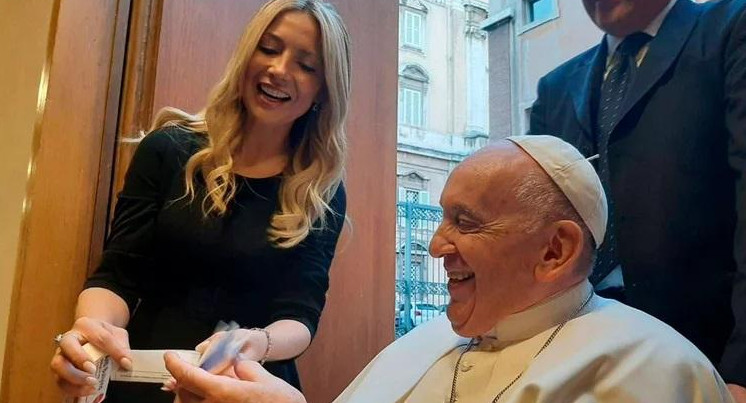 Fabiola Yáñez junto al Papa Francisco en el Vaticano.