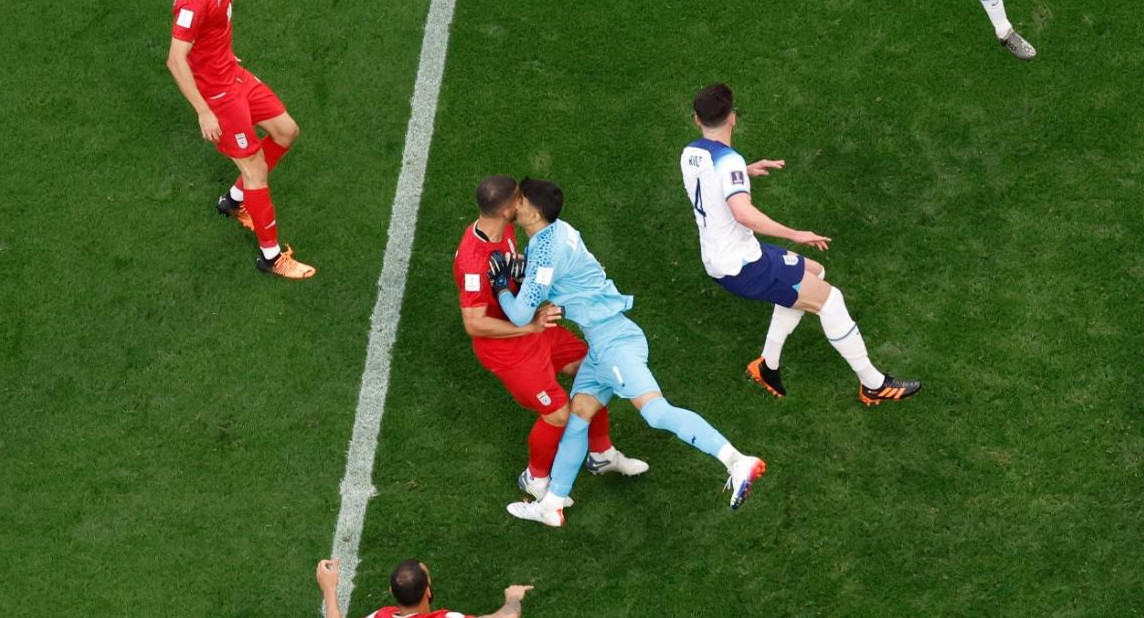 El choque del arquero de Iran que lo dejó fuera de juego. Foto:Reuters.