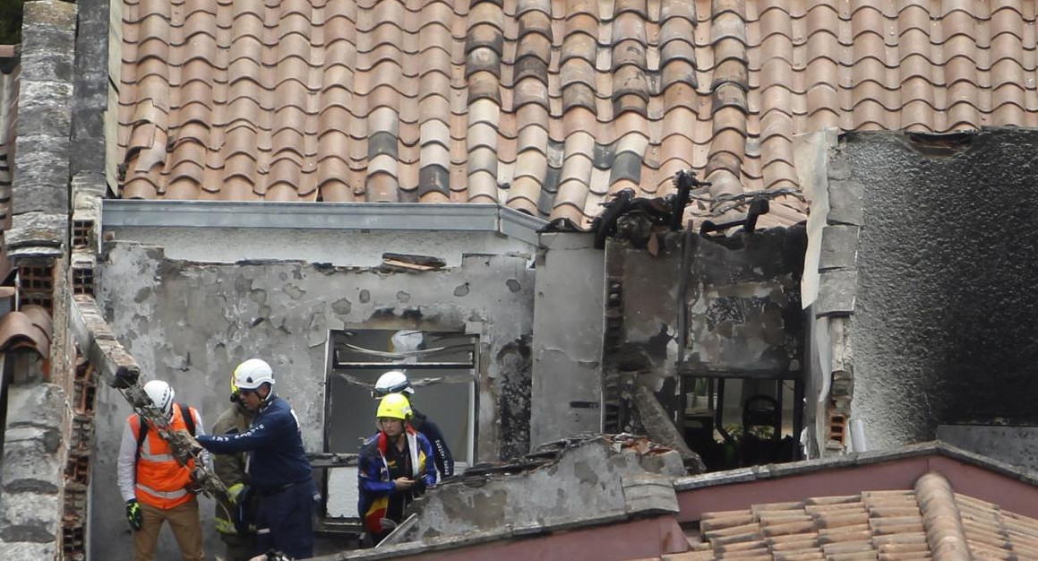 Avioneta cae en barrio residencial de Medellín y deja al menos ocho muertos. Foto: EFE.