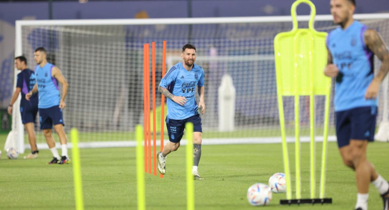 Lionel Messi en el entrenamiento de la Selección en Qatar. Foto: @Argentina.