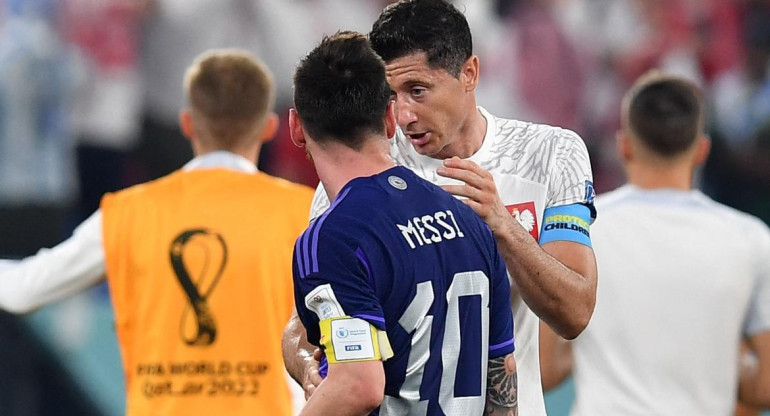 Lionel Messi y Lewandowski en el Argentina - Polonia. Foto: NA.