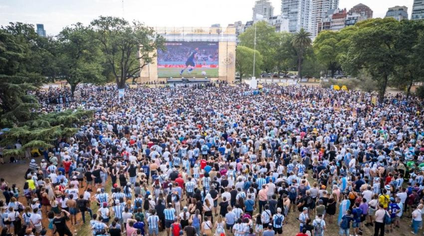 Pantalla gigante para ver a la Selección en el Mundial de Qatar. Foto: NA.