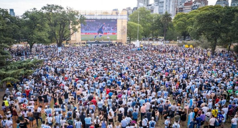 Pantalla gigante para ver a la Selección en el Mundial de Qatar. Foto: NA.