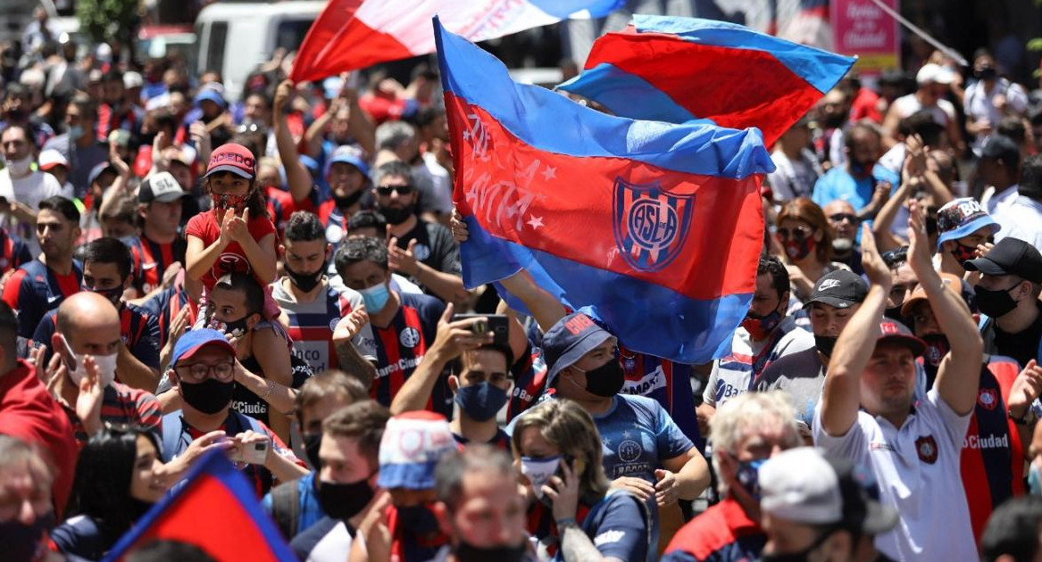 Banderazo azulgrana de hinchas de San Lorenzo. Foto: NA. 