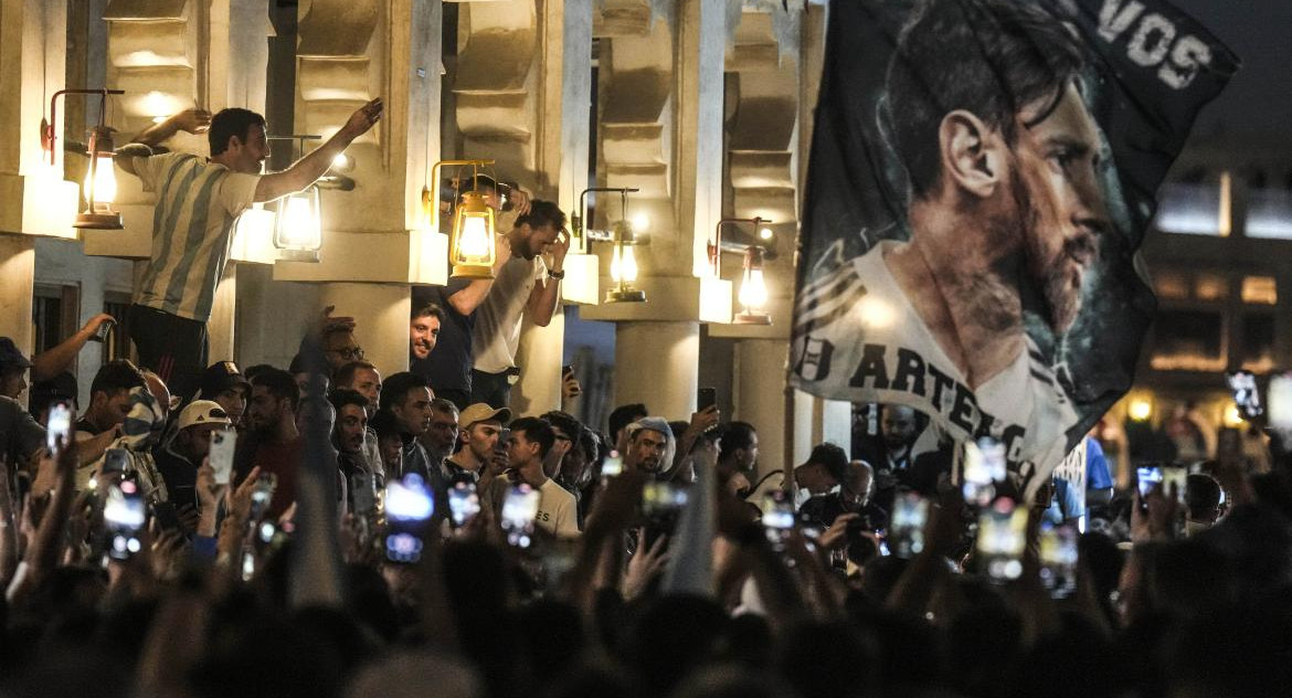 Banderazo argentino en Qatar. Foto: Telam.