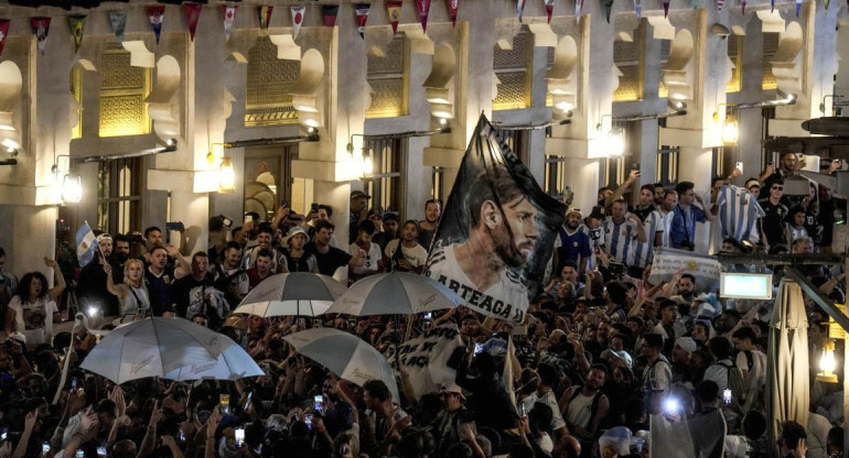 Banderazo argentino en Qatar. Foto: Telam.