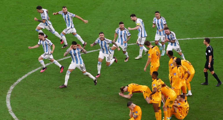 Cruce de jugadores argentinos con neerlandeses en el Mundial Qatar 2022. Foto: REUTERS.