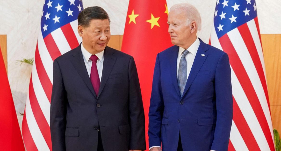 El presidente chino Xi Jinping junto al presidente estadounidense Joe Biden. Foto: Reuters.