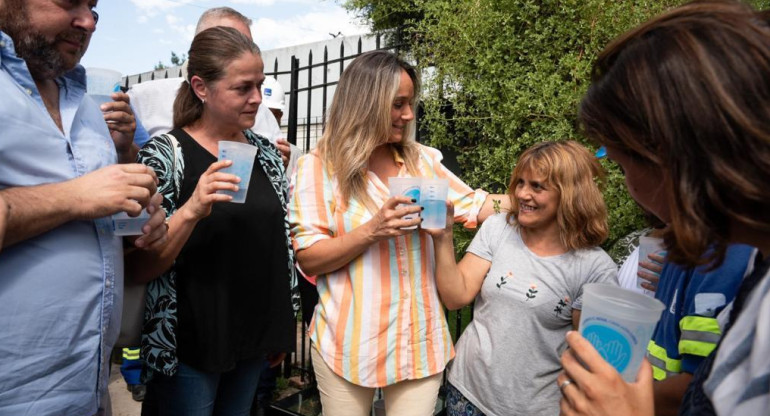 Malena Galmarini y Jaime Méndez habilitaron una nueva red de agua potable en el Barrio Mitre de San Miguel. Foto: Prensa.