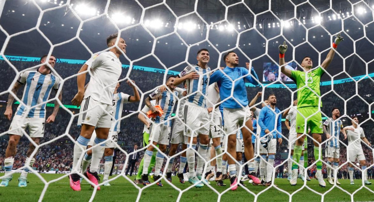 Festejos de la Selección argentina tras el pase a la final del Mundial de Qatar. Foto: NA.