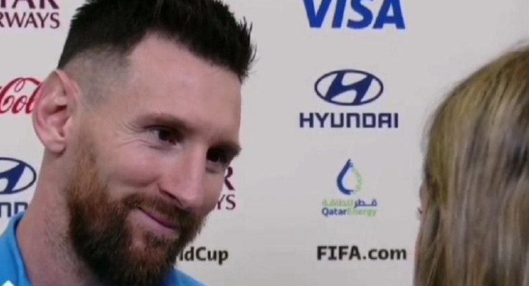 Lionel Messi y la periodista. Foto: captura.