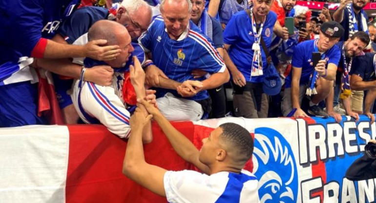 Mbappé con el hincha aturdido en la previa al Francia - Marruecos. Foto: NA.