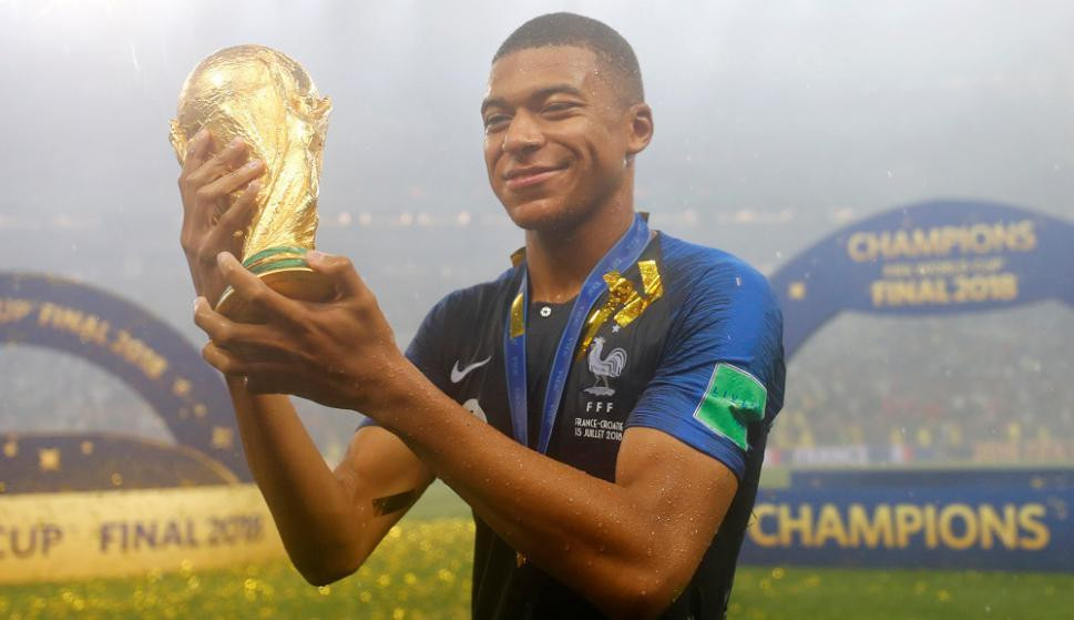 Mbappé con la Copa del Mundo. Foto: REUTERS.