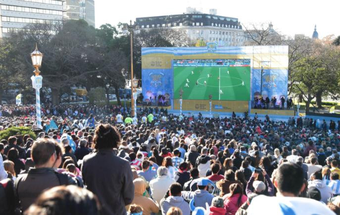 Proyección para ver el final de Qatar 2022. Foto: NA.