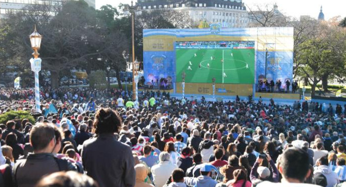 Proyección para ver el final de Qatar 2022. Foto: NA.