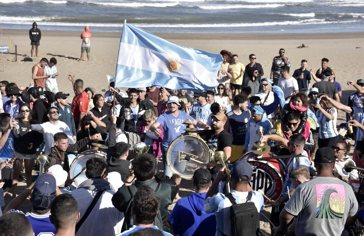 La fiesta previa al partido. ¿Cómo se preparan los argentinos y argentinas?. Foto: NA