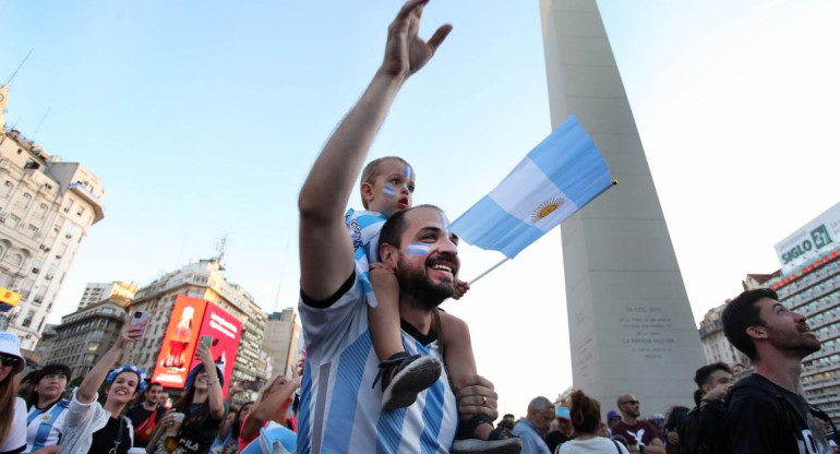 La fiesta previa al partido. ¿Cómo se preparan los argentinos y argentinas?. Foto: NA