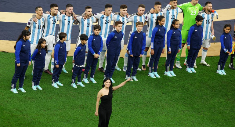 Lali cantando el himno. Foto: Reuters.