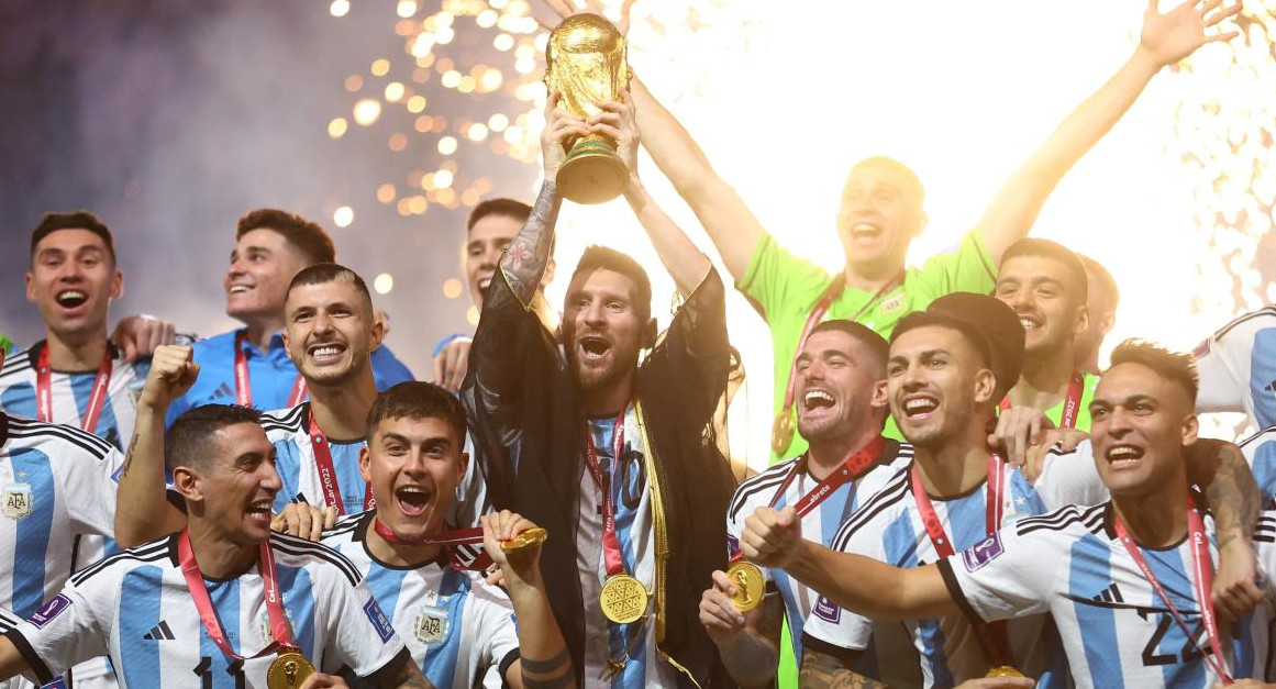 Lionel Messi con la Copa del Mundo de Qatar 2022. Foto: Reuters.