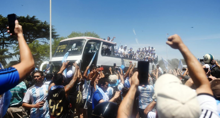 Micro con los jugadores de la Selección Argentina. Foto: REUTERS