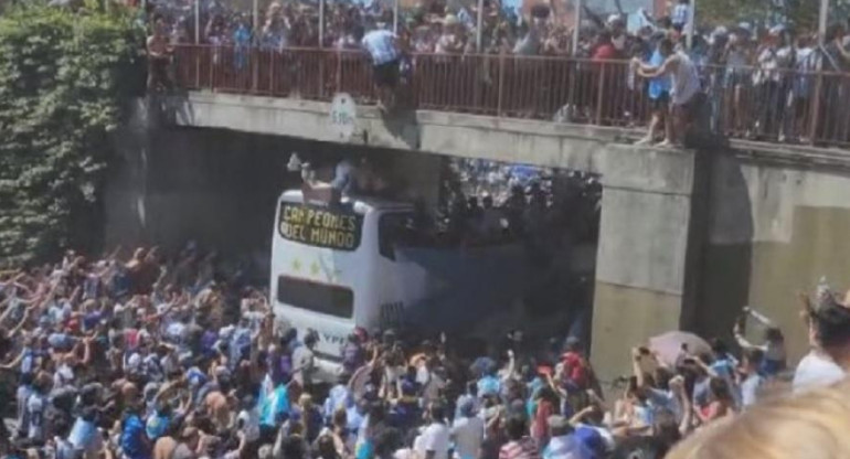 Dos hinchas se tiraron de un puente para colarse en el micro de la Selección. Foto: NA.