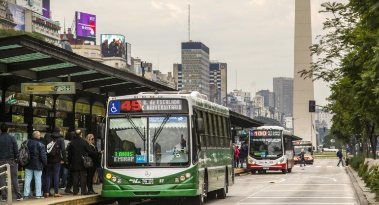 Colectivos en Ciudad de Buenos Aires. Foto: NA.