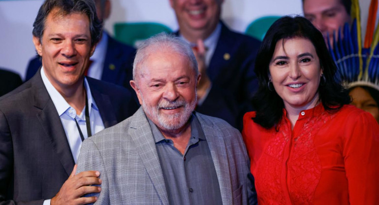 Lula da Silva junto a Simone Tebet. Foto: REUTERS.